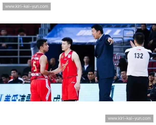 铁血荣光与新时代的碰撞：中国男篮队vs世界豪强，那一抹红色的终极救赎